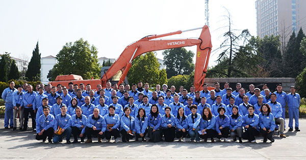 日立建机株式会社代表执行役社长先崎正文与日立建机（中国）有限公司员工合影留念