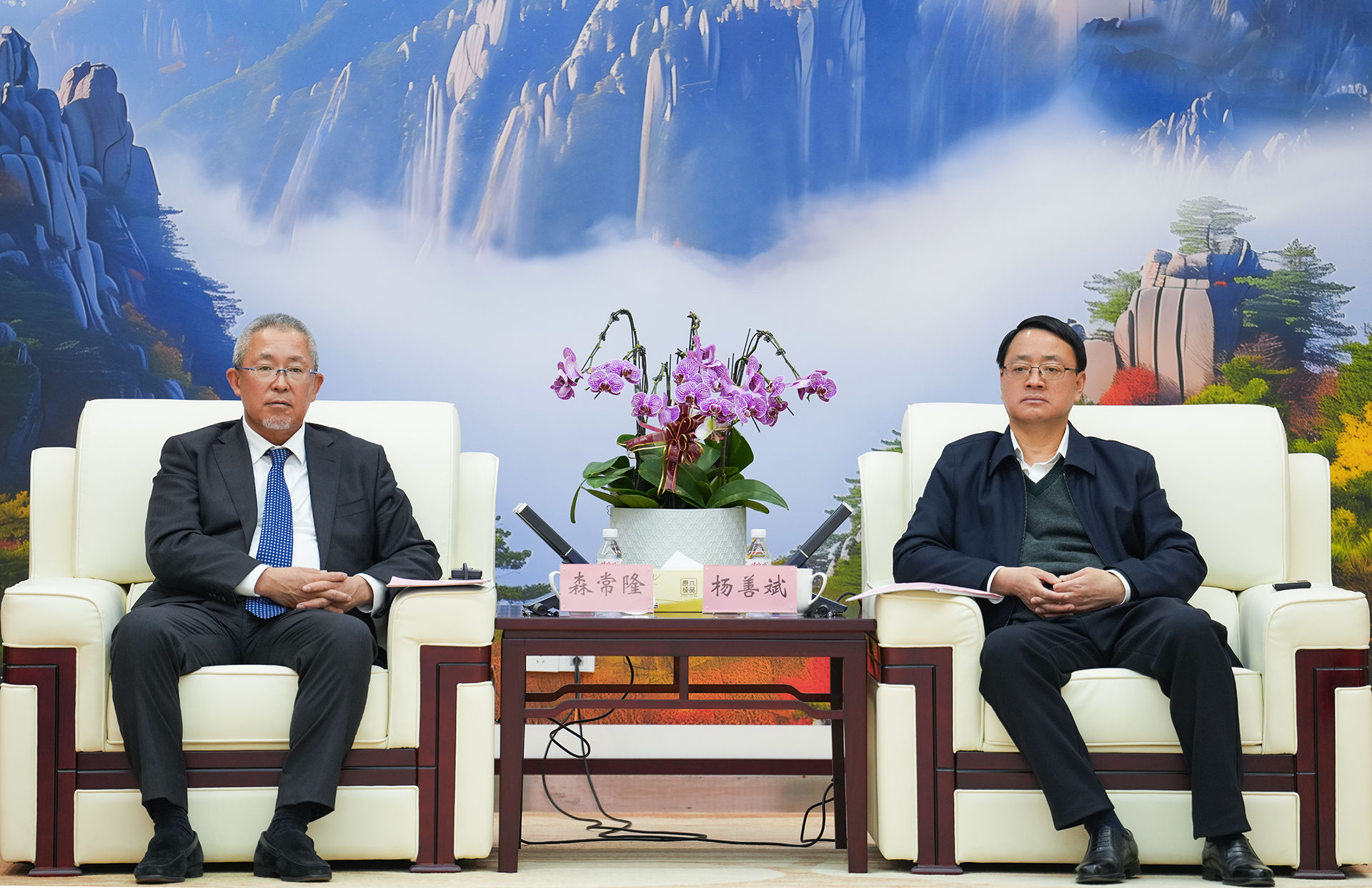 图右：安徽建工集团党委书记、董事长  杨善斌 <br>图左：日立建机销售（中国）有限公司 董事总经理    森常隆