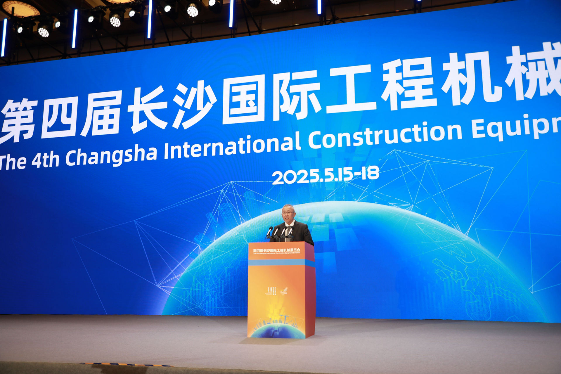 日立建机株式会社中国总代表森常隆先生出席开幕式并发表讲话