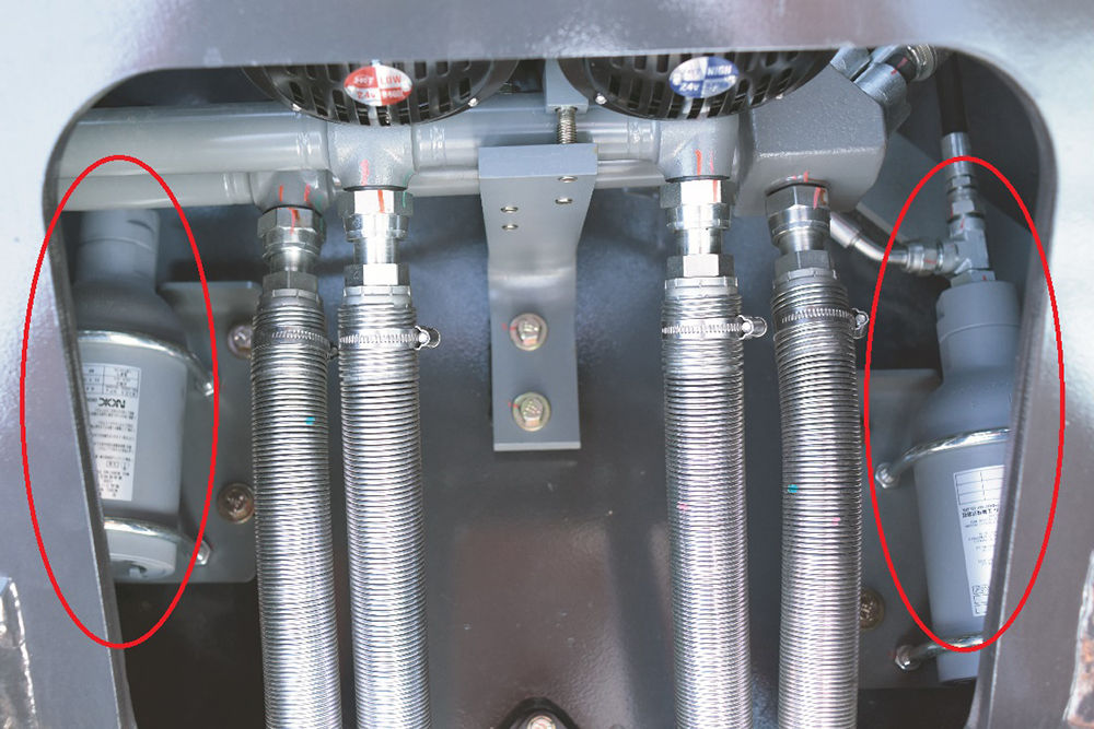 回油安装2个低压蓄能器，缓冲脉动，提升散热器耐久性。