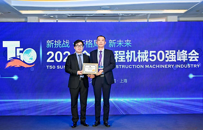 成都中远实业有限公司 执行总经理 黄会成（右一）