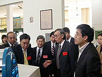 庆祝实验室成立的日立建机和浙江大学的相关人员